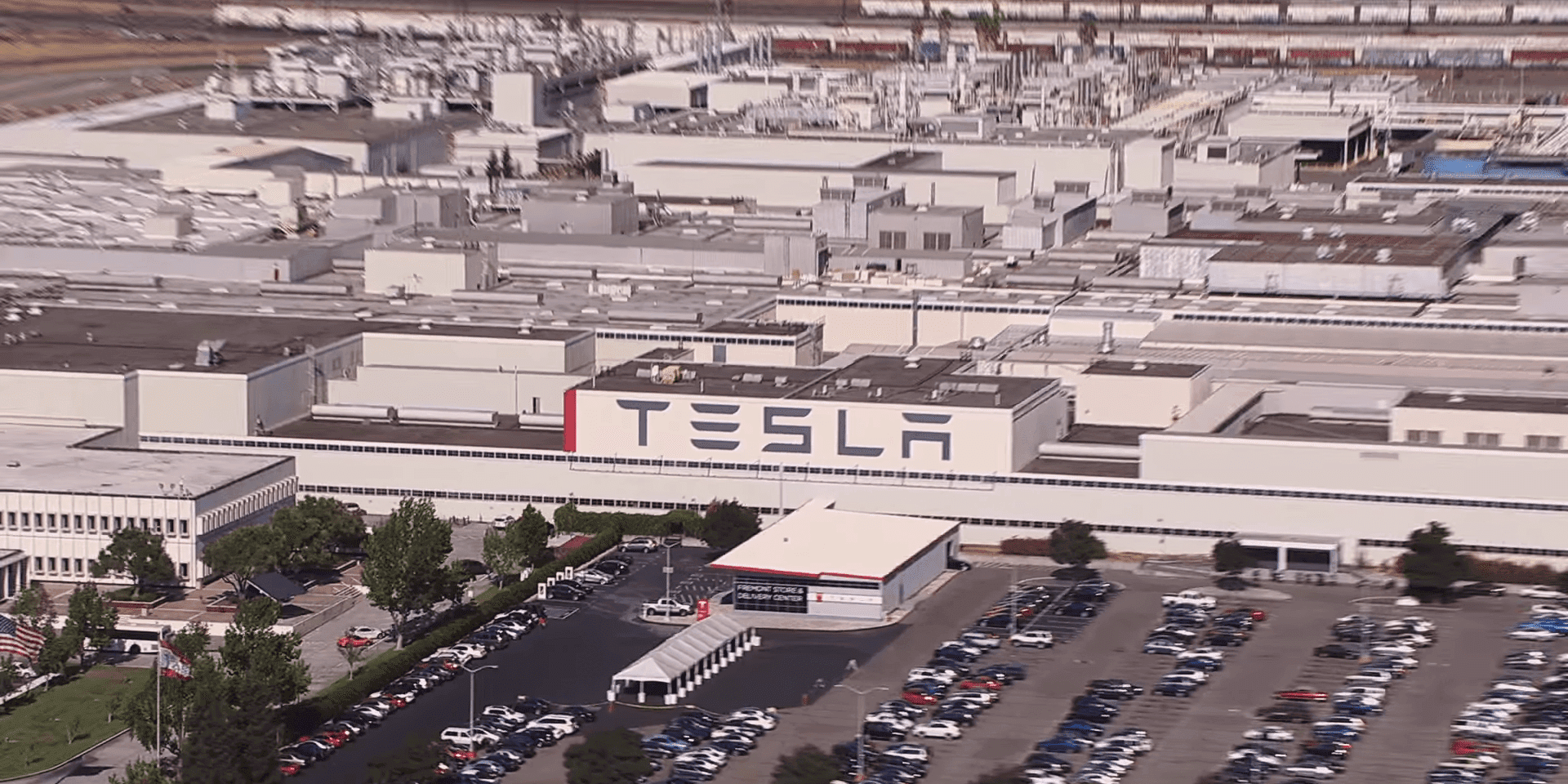 Tesla, ırkçılık davasında kısmen uzlaştı; yüzlerce işçi davayı sürdürüyor