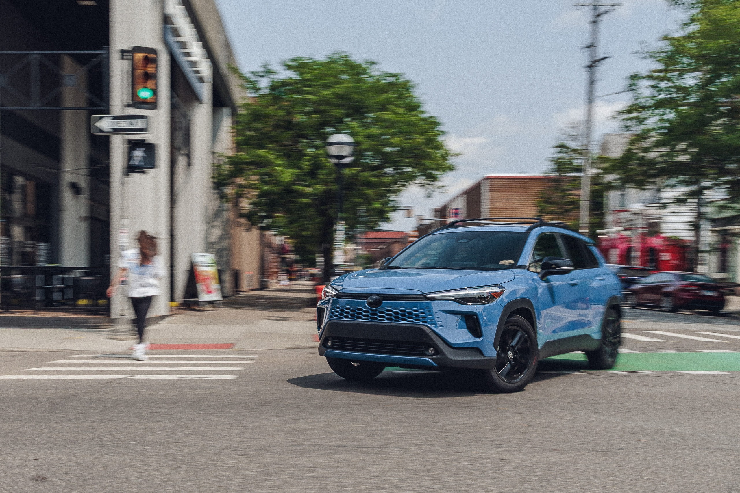 2026 Toyota Corolla Cross Hybrid'in Dış Mekan Fotoğraflarına Göz Atın