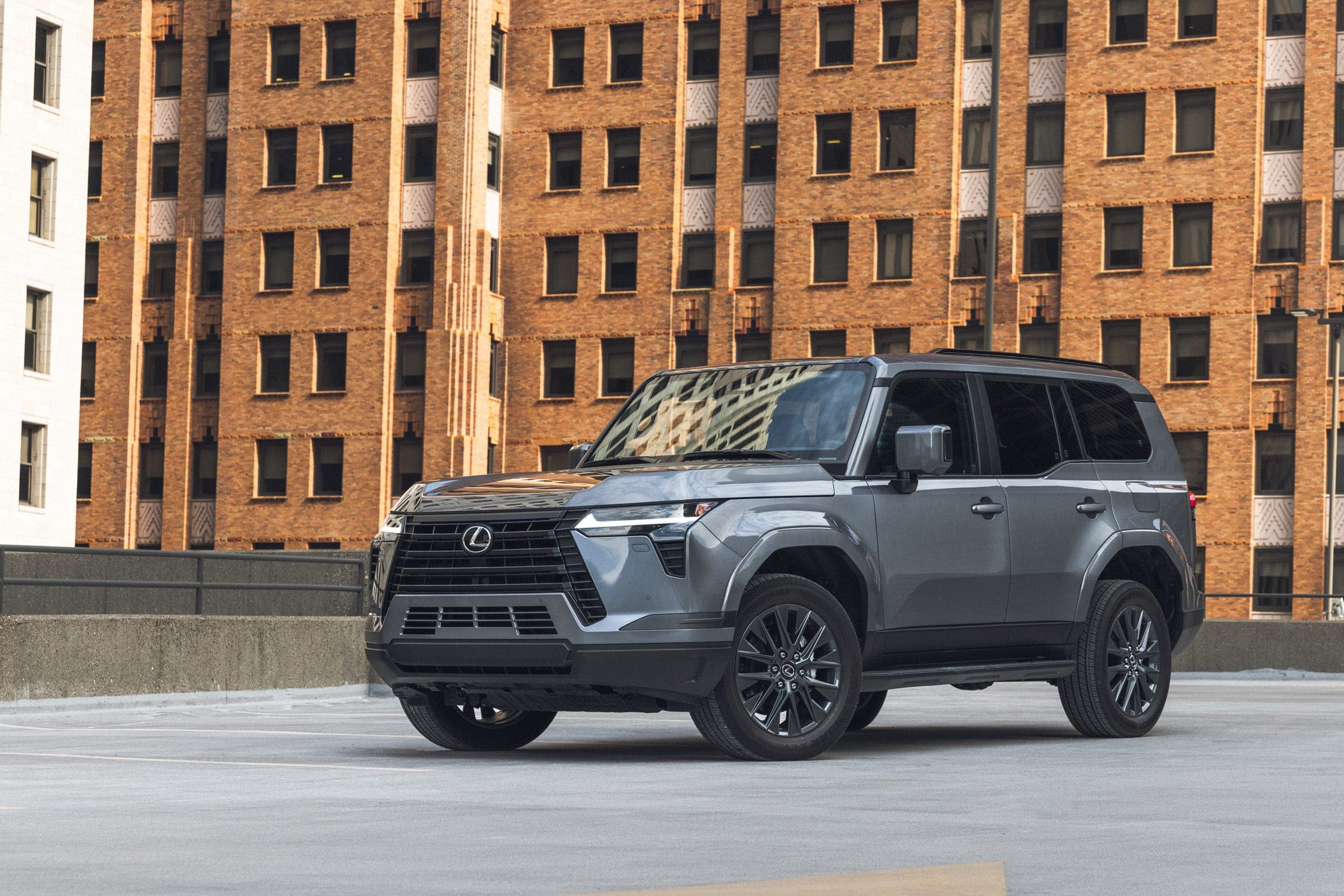 Hangi Lexus GX Donanım Seviyesi Paranın Karşılığını En İyi Veriyor?