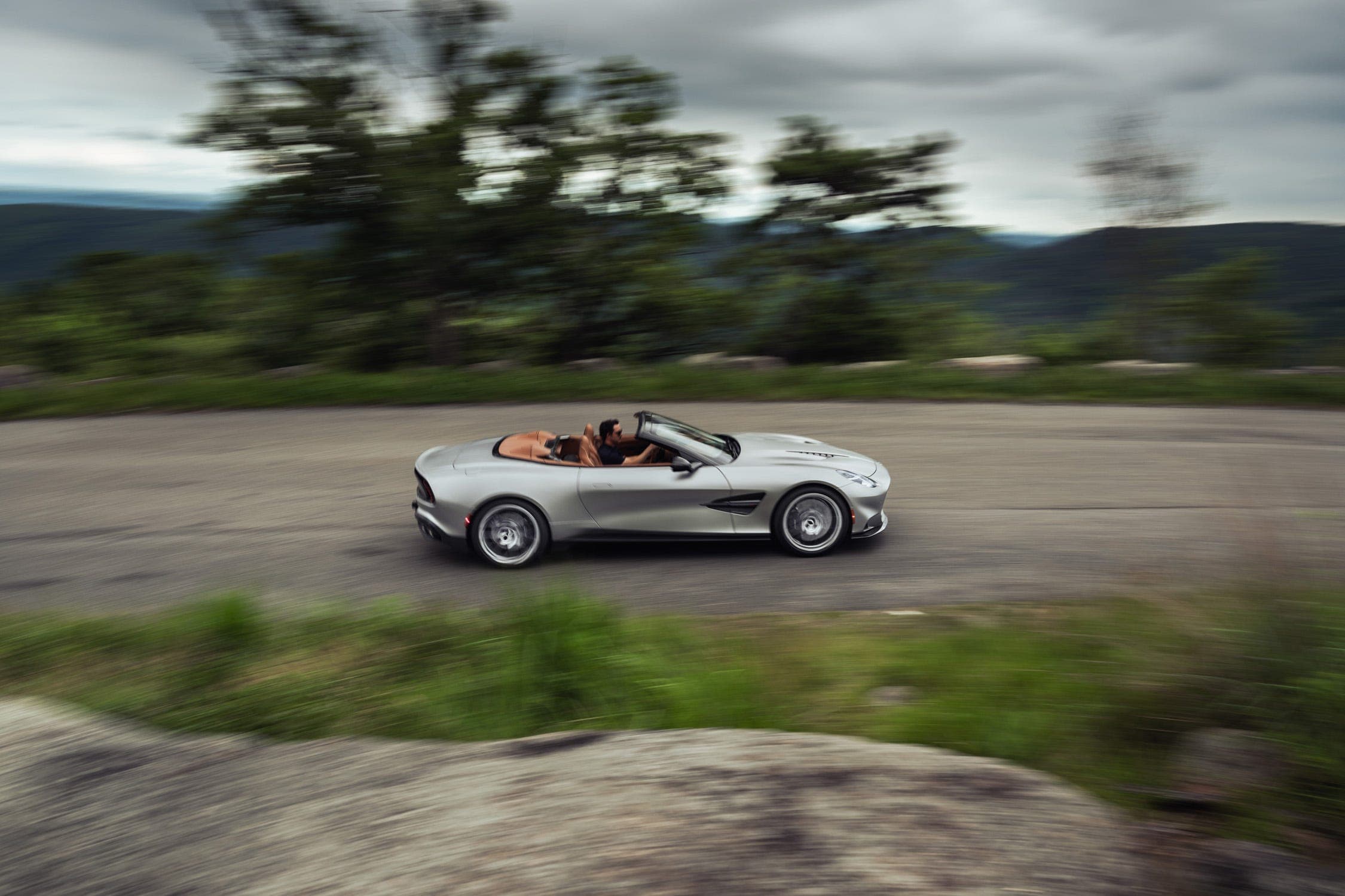 Aston Martin, Yeni Modüler Platform Geliştirirken V-12'nin Ölümünü Erteliyor