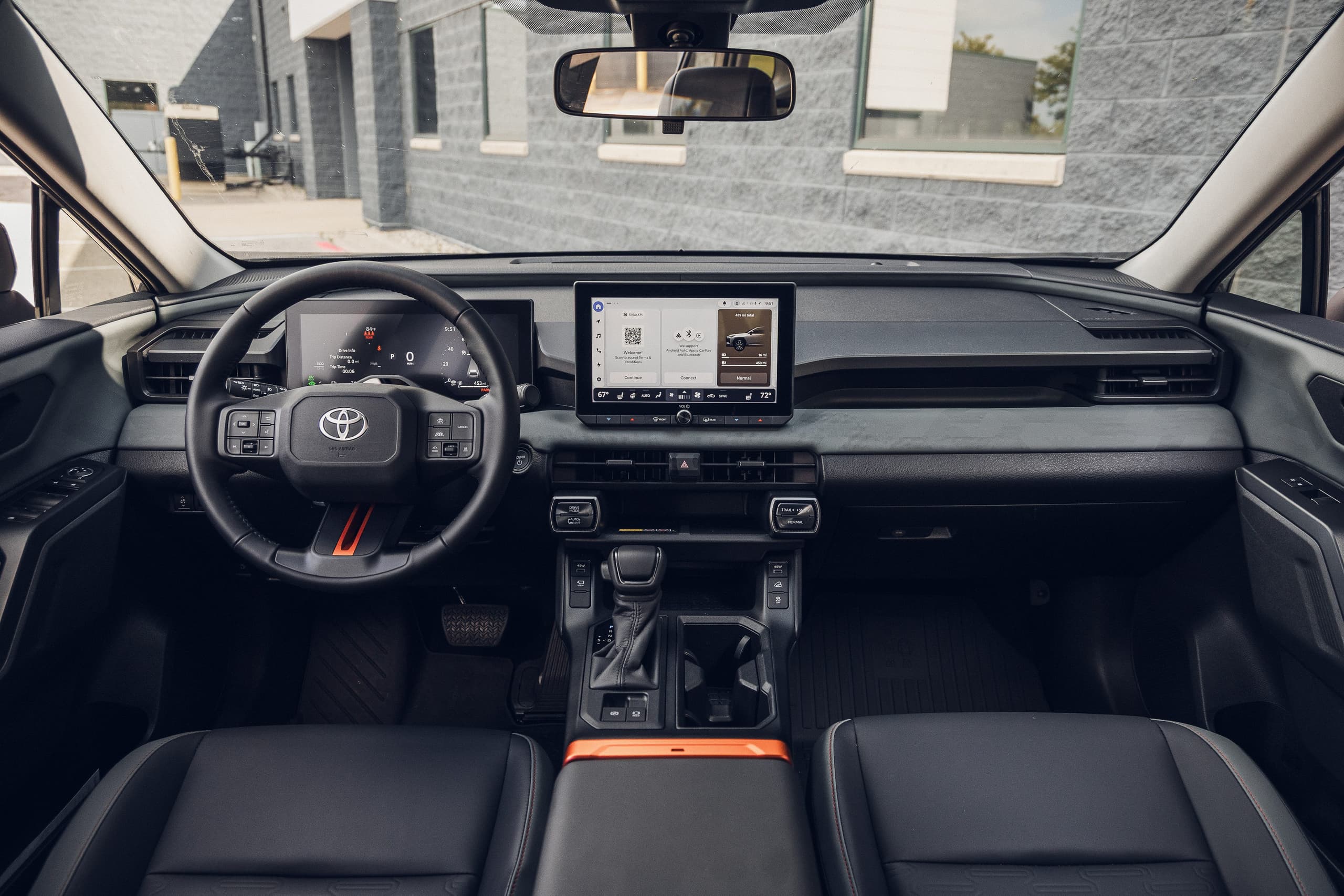 2026 Toyota RAV4 Woodland PHEV'in İç Mekan Fotoğrafları