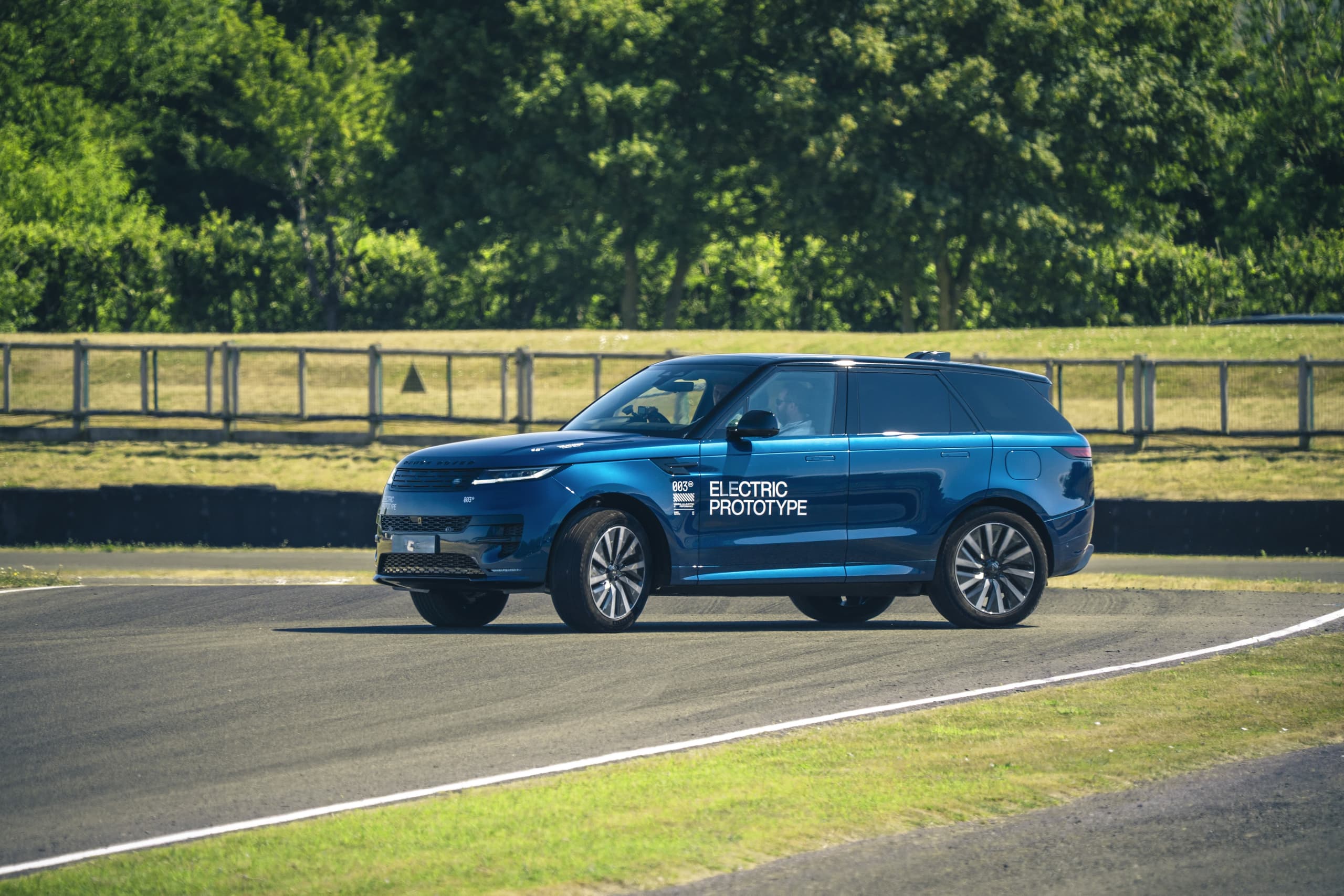 Range Rover Sport'a Elektrikli Güç Aktarma Sistemi Eklenecek