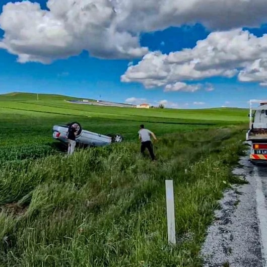 Çorum'da tarlaya uçan otomobilde mucize kurtuluş: Takla atan araçtan burnu bile kanamadan çıktı!