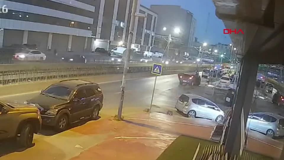 Sultangazi'de Aydınlatma Direğine Çarpan Otomobilin Sürücüsü Kaçtı