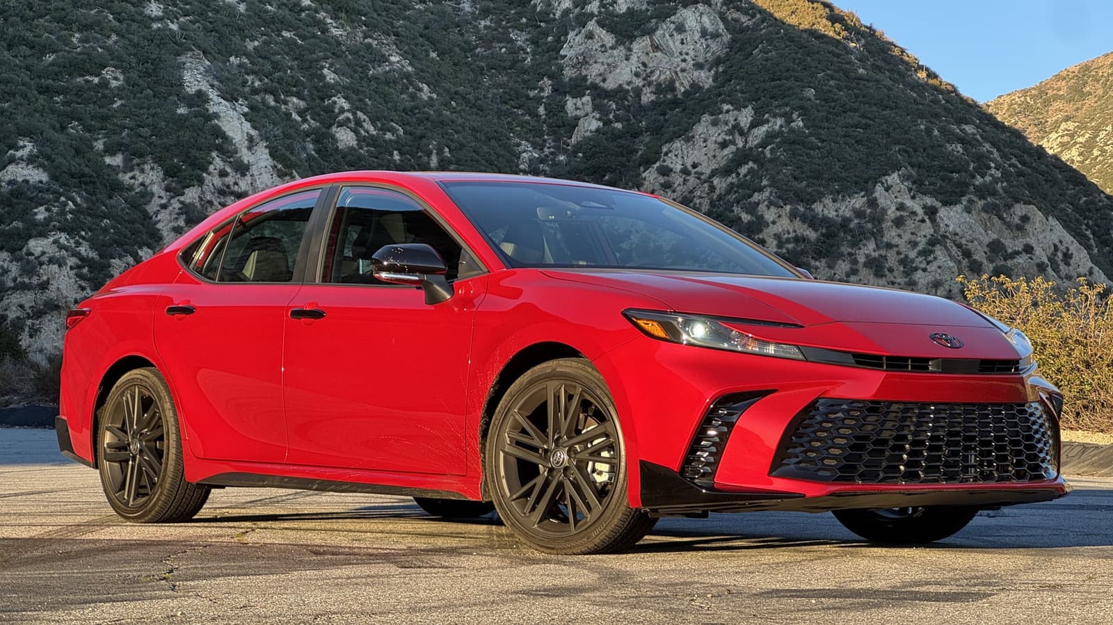 2026 Toyota Camry Nightshade Edition, Yoksa Sıkıcı Bir Otomobile Görsel Heyecan Katıyor