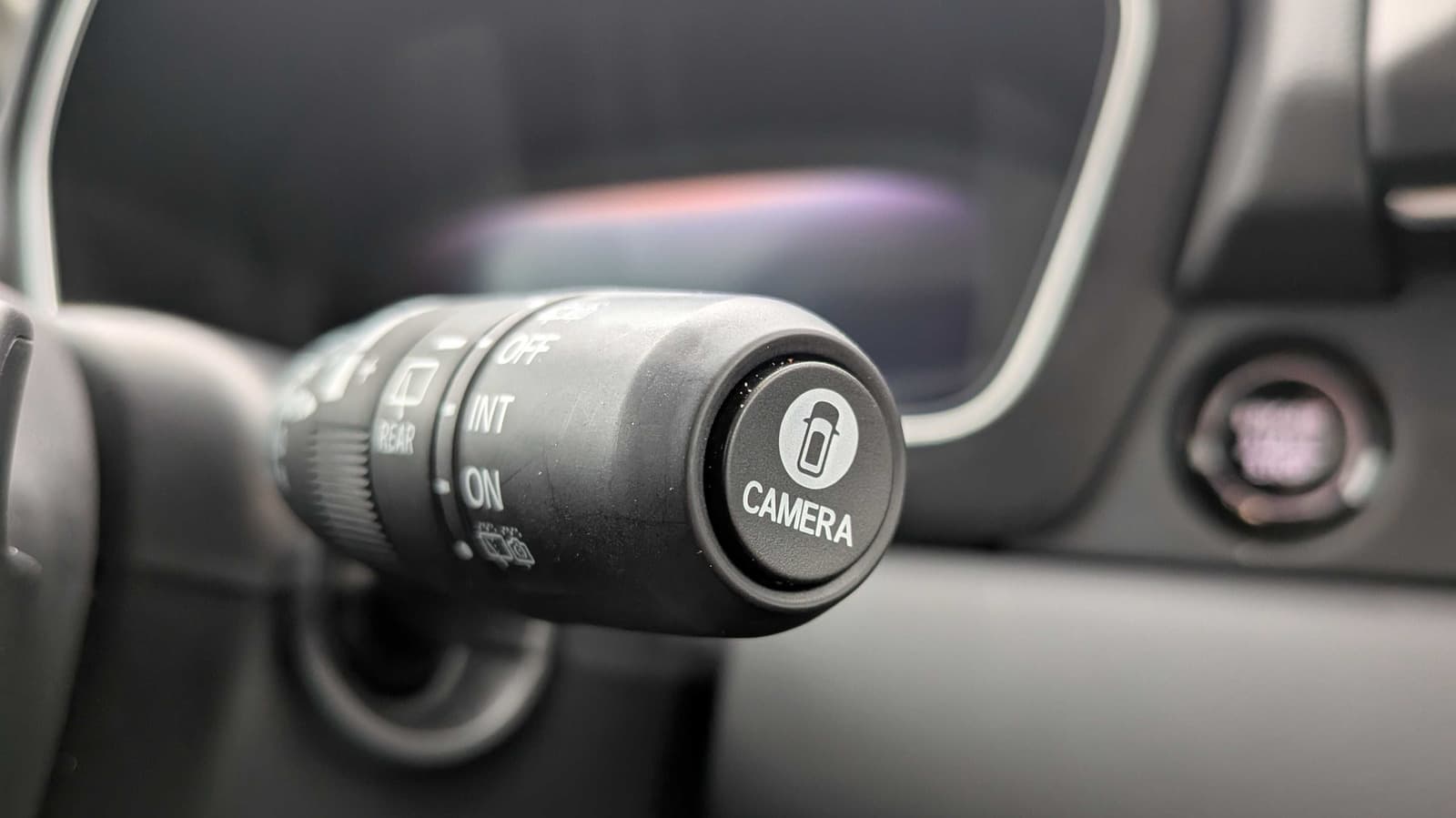 Honda, Kamera Tuşu Konumlandırmasında Neredeyse İşi Tamamlıyor, Ancak Beklenmedik Bir Otomobil Üreticisi Hâlâ Herkesi Geride Bırakıyor