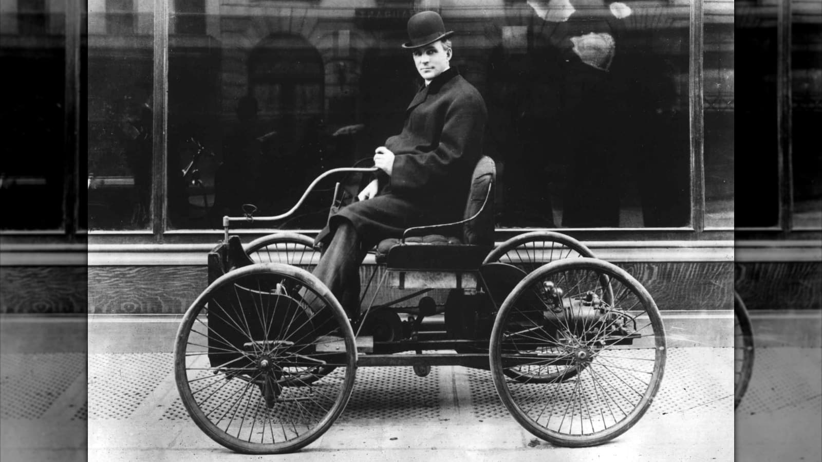 Bir Adam 64 Yıl Önce Henry Ford Biyografilerini Kütüphaneden Ödünç Almış, Kitaplar Yeni Döndürüldü