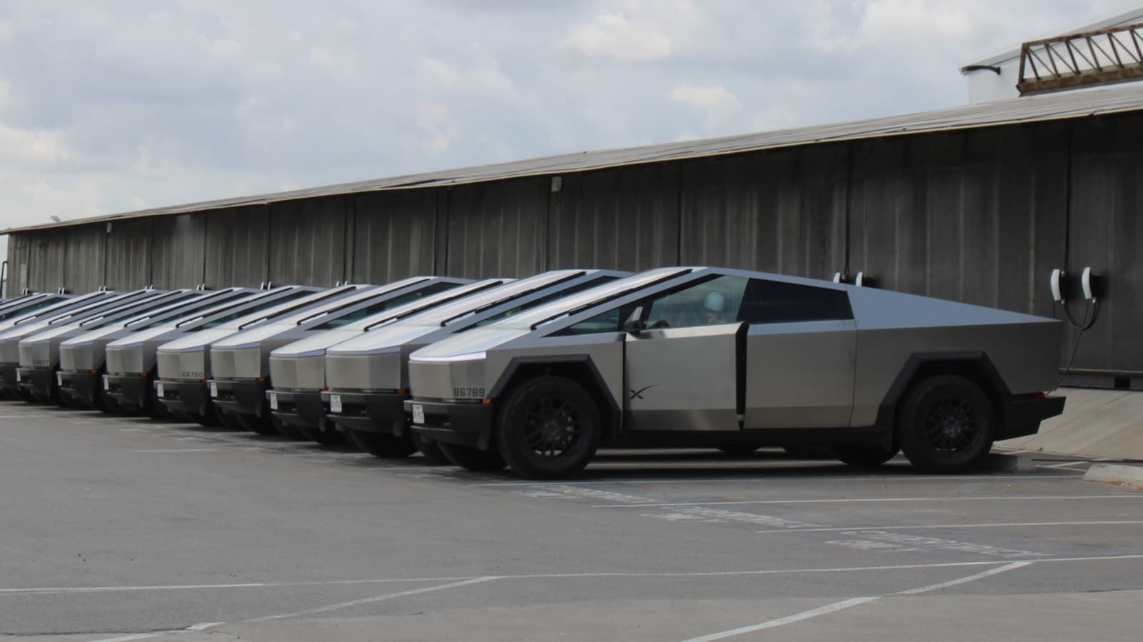 Tesla, 2025'te Elon Musk'ın Diğer Şirketlerine Ürün Satarak Neredeyse 600 Milyon Dolar Kazandı