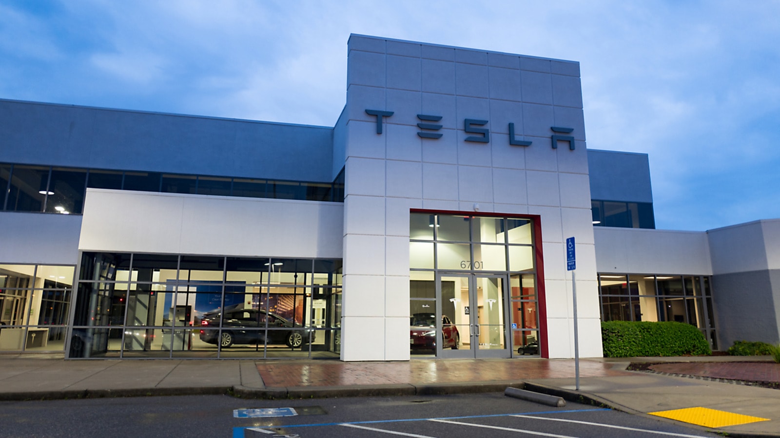 Test Sürücüsü Tesla ile Kuaföre Çarptı: Dava, Elektrikli Araç Sürüşü İçin Yetersiz Hazırlandığını İddia Ediyor
