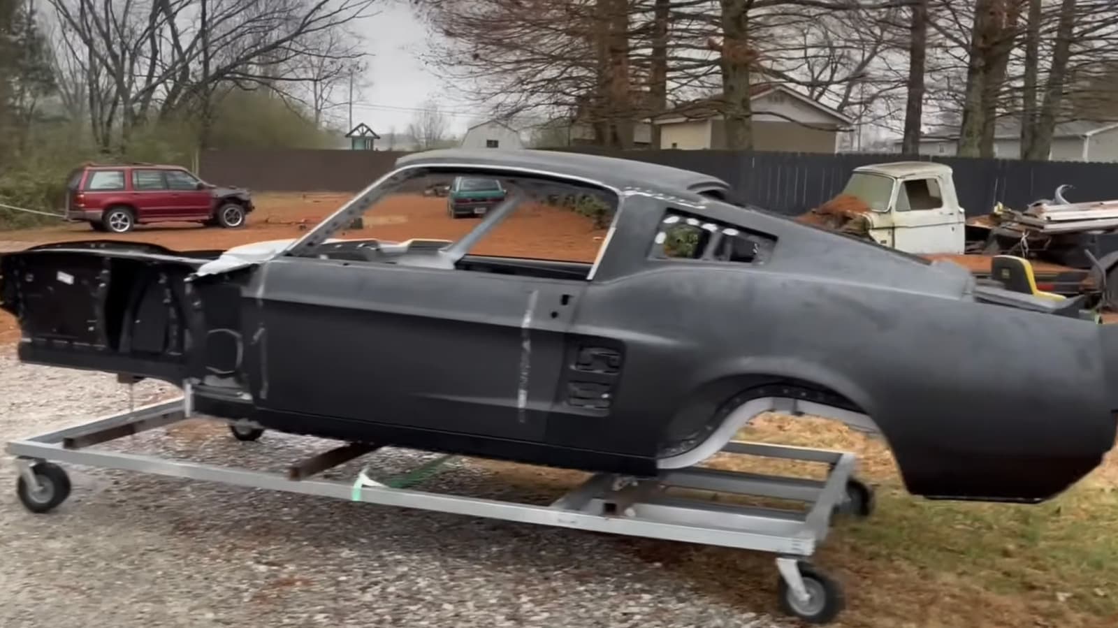 Bu YouTuber, Sıfırdan Yepyeni Bir 1967 Ford Mustang İnşa Ediyor