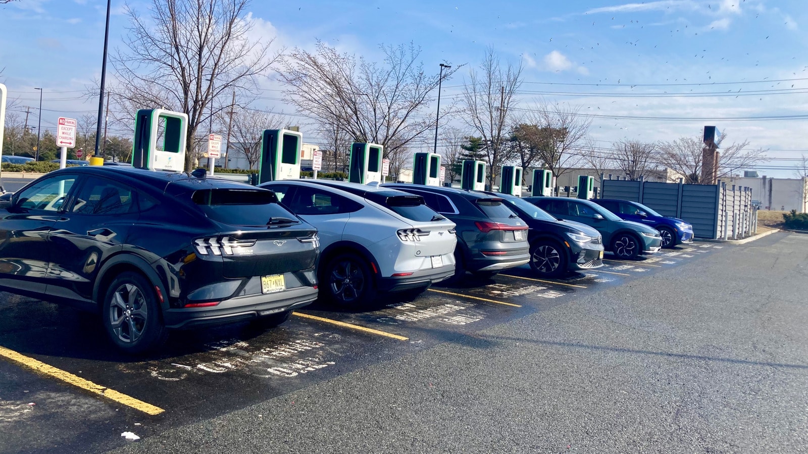 Walmart Kendi Şarj Ağını Kuruyor ve Bu Ağ, Tesla Dışındaki Tüm Rakiplerden Daha Hızlı Büyüyor